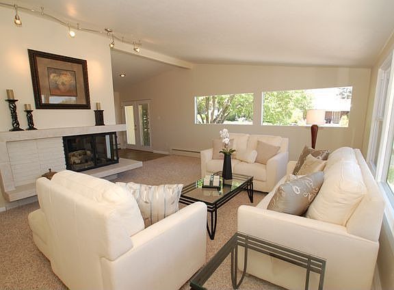Living Room w/ Fireplace & Mountain Views