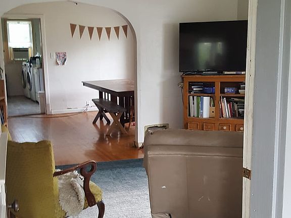 4th image of 16 Clark Ave W