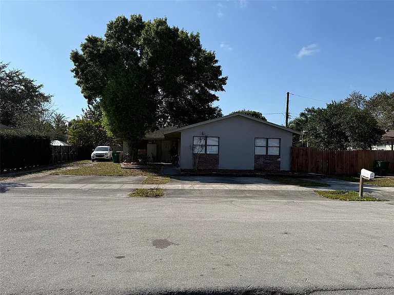 6140 SW 43rd St — Photo 1