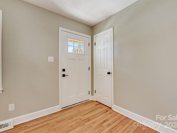 4th image of 2901 Flintridge Dr