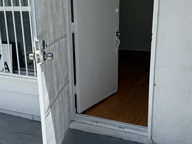 7717A Romaine St — Photo 6