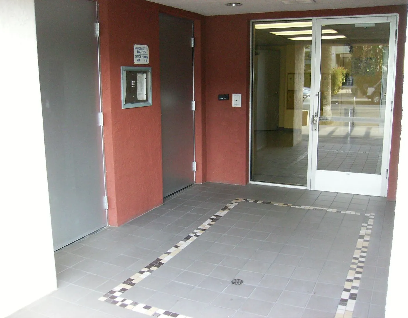 Russell Court Apartments — Photo 3