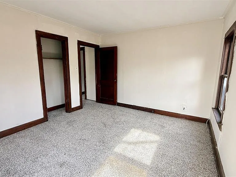 2215 Roberts Ave — Photo 9