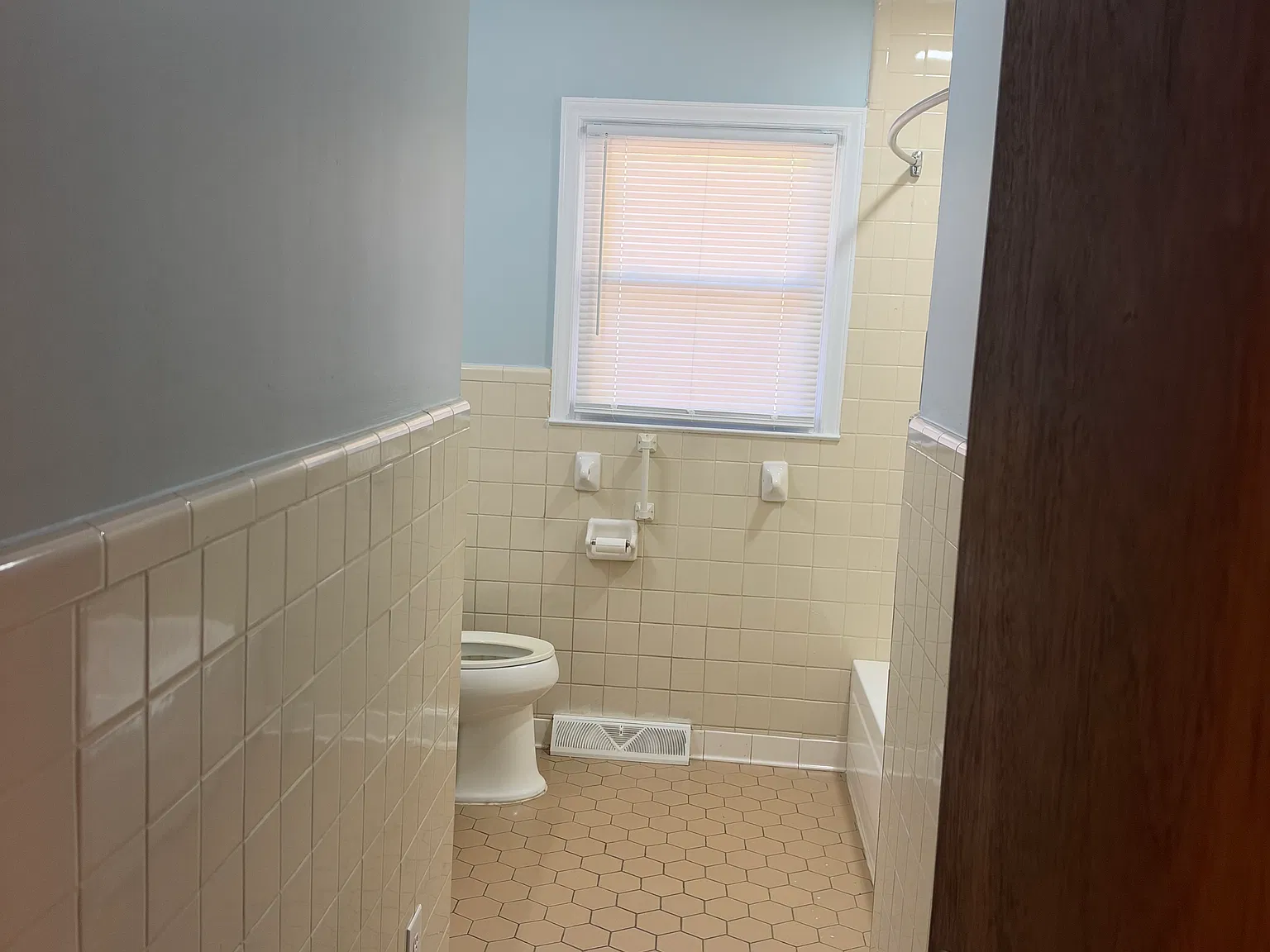 3 bed, 1387 sqft, $1,650 — Photo 1
