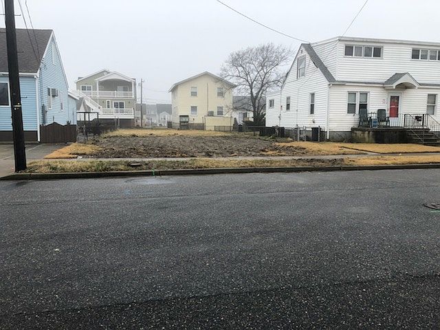 1st image of 212 W 20th Ave