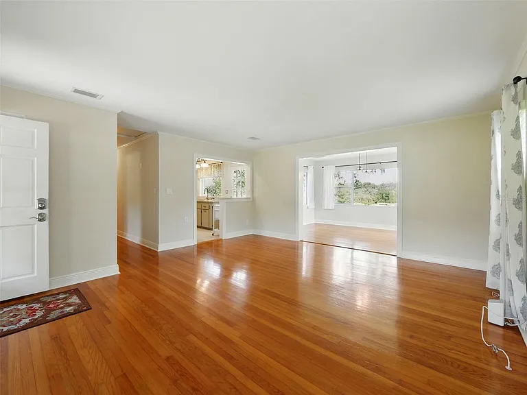 1426 Crestview Dr — Photo 3