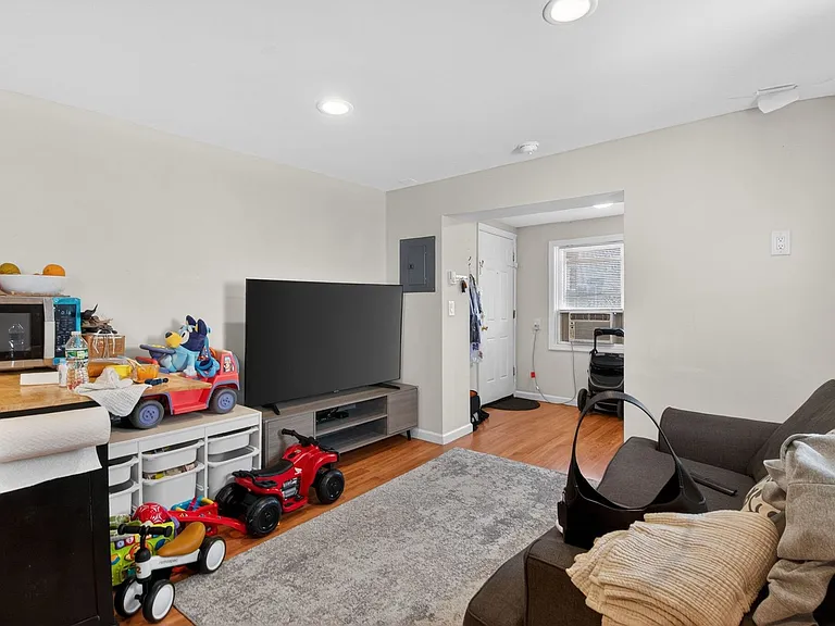 1290 Baker St — Photo 9