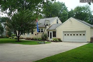 2nd image of 419 Willow Dr NE