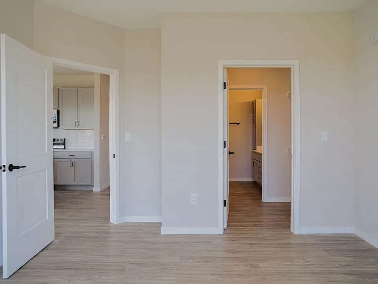 B7 Flats — Photo 100