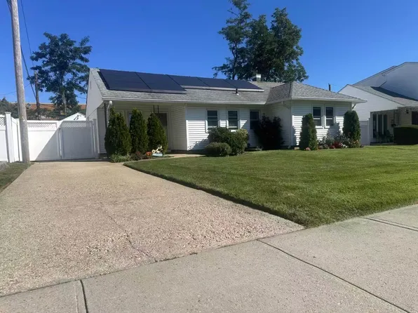 2495 Bush St, East Meadow, NY 11554