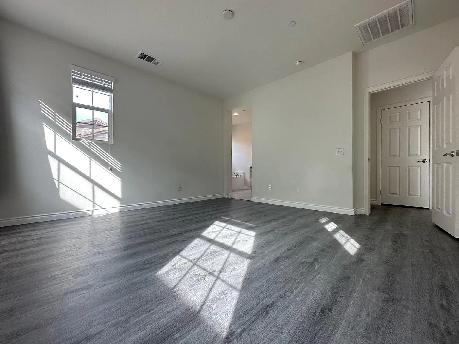 3 bed, 2.5 bath, 1993 sqft, $3,200 — Photo 4