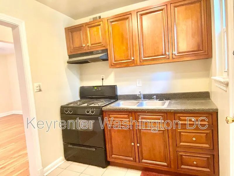 2 bed, 1.0 bath, 875 sqft, $1,450 — Photo 3
