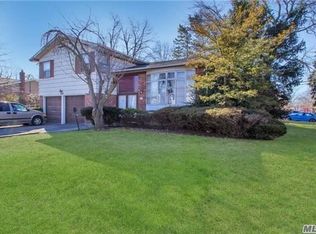 30 Maxwell Dr, Westbury, NY 11590