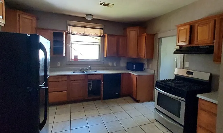 300 Rose Ln — Photo 12