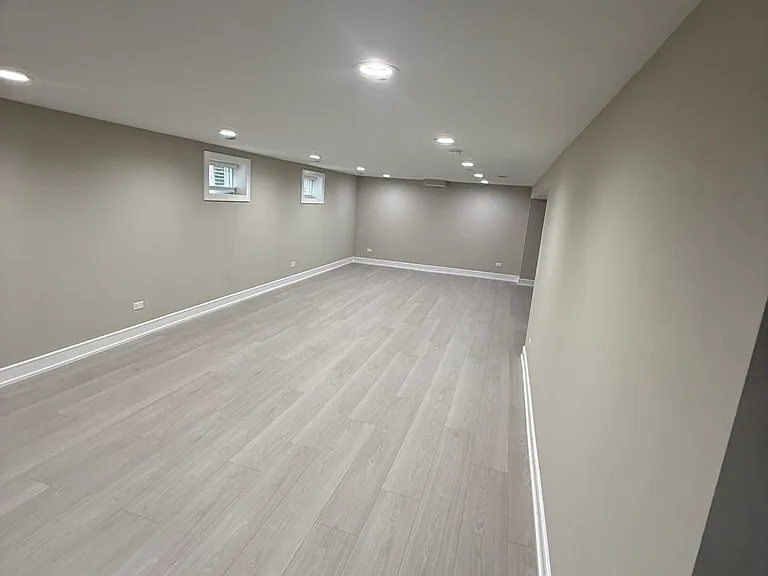 4521 N Plainfield Ave — Photo 11