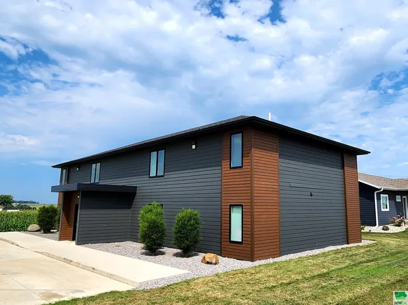 1023 9th St #1-4, Hull, IA 51239