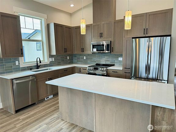 5th image of 211 Village Way