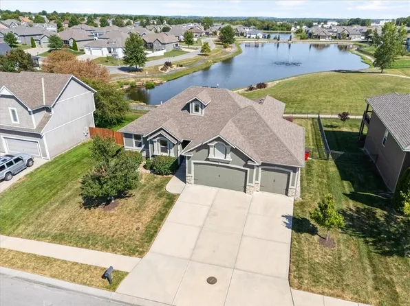 1106 SW 10th St, Oak Grove, MO 64075