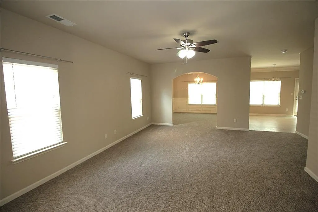 4 bed, 2.5 bath, 2470 sqft, $2,300 — Photo 4