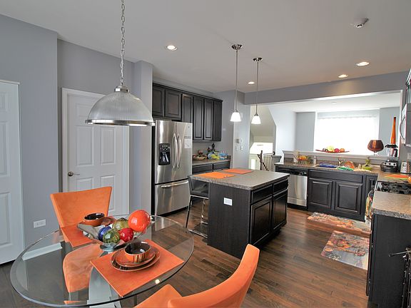 5th image of 2537 Dunraven Ave