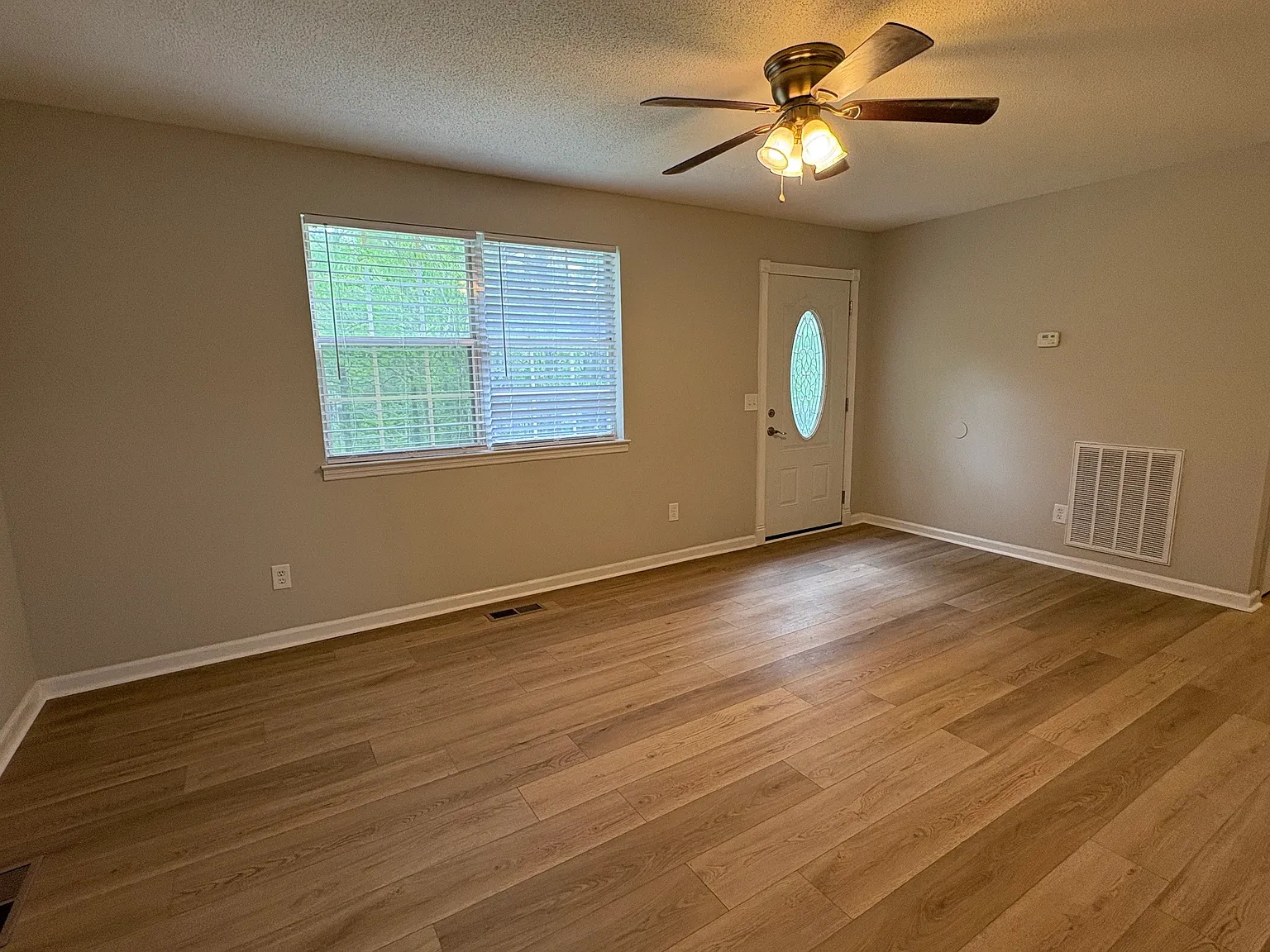 3 bed, 1008 sqft, $1,600 — Photo 4