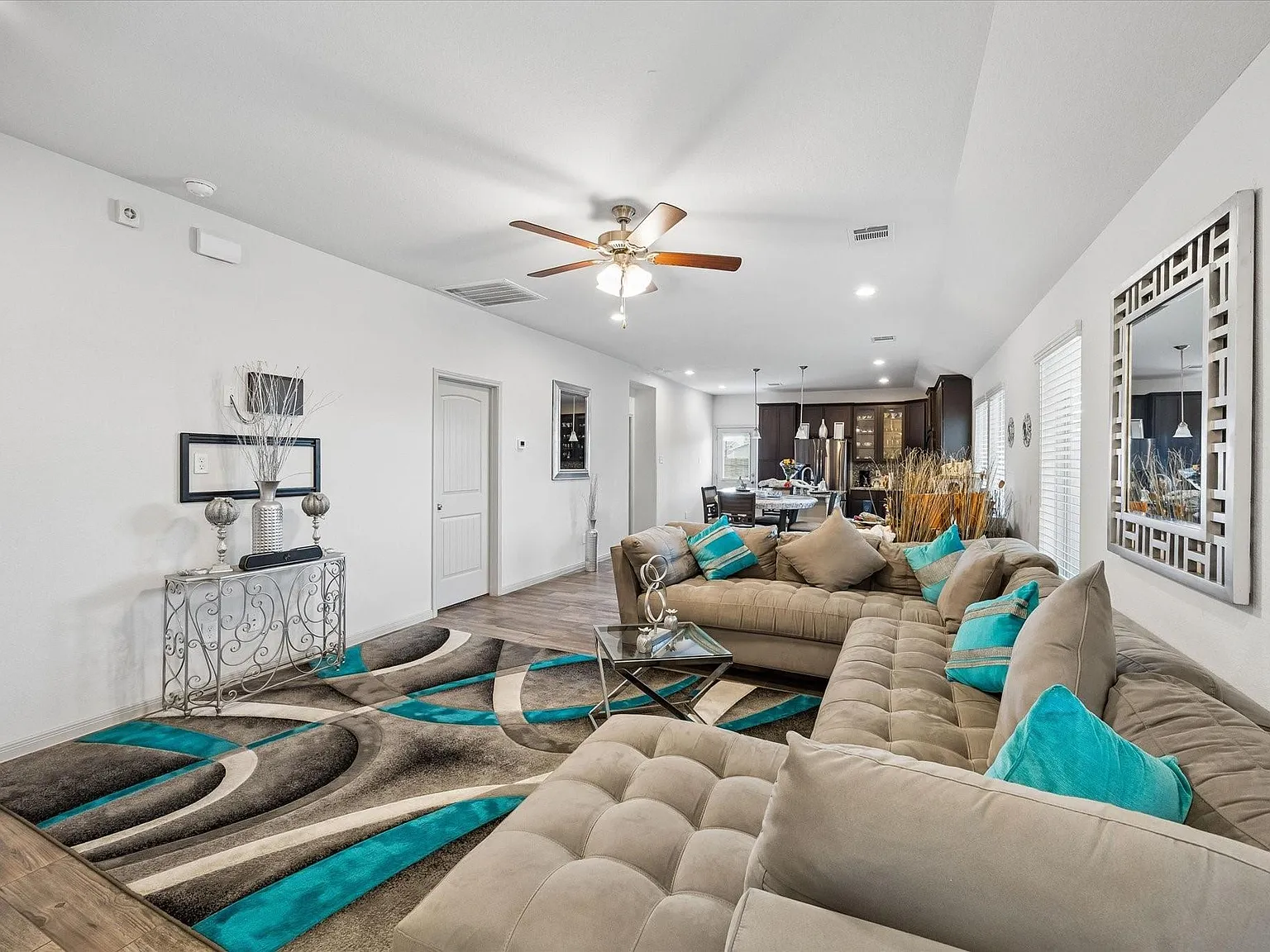 3 bed, 2.0 bath, 1381 sqft, $2,500 — Photo 4