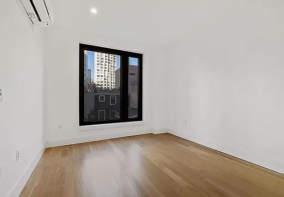 4th image of 260 Gold St #818