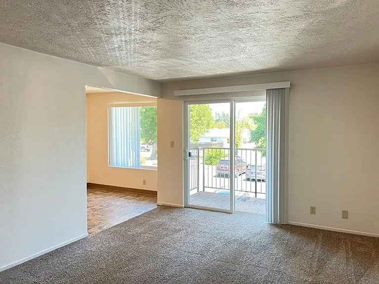 1125 Wyatt Ave — Photo 8