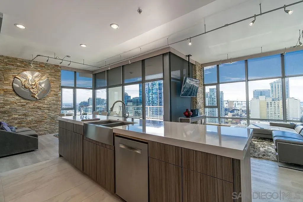2 bed, 2.0 bath, 1195 sqft, $7,900 — Photo 1