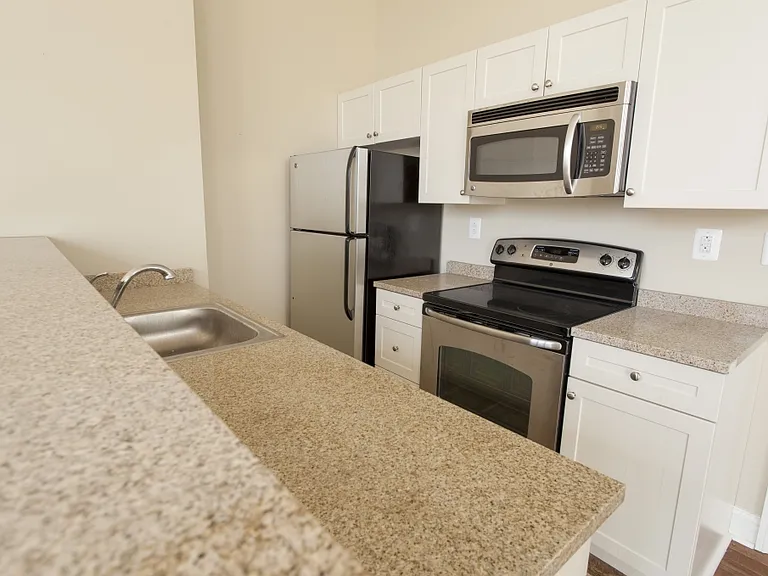 320 Walnut — Photo 2