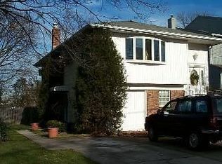 102 Cumberland Pl, Lawrence, NY 11559