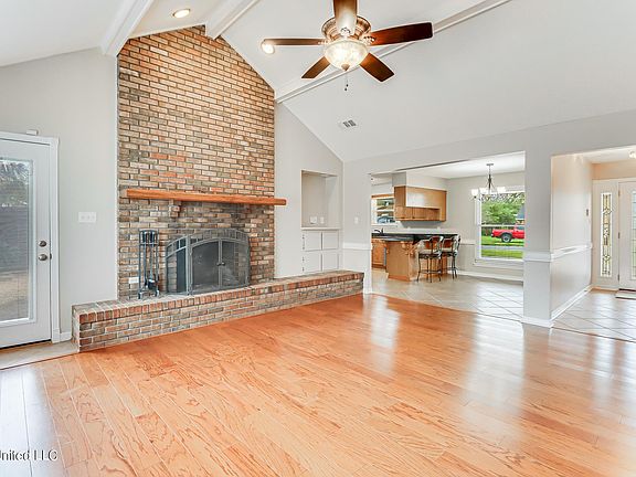 4th image of 205 Royal Dr