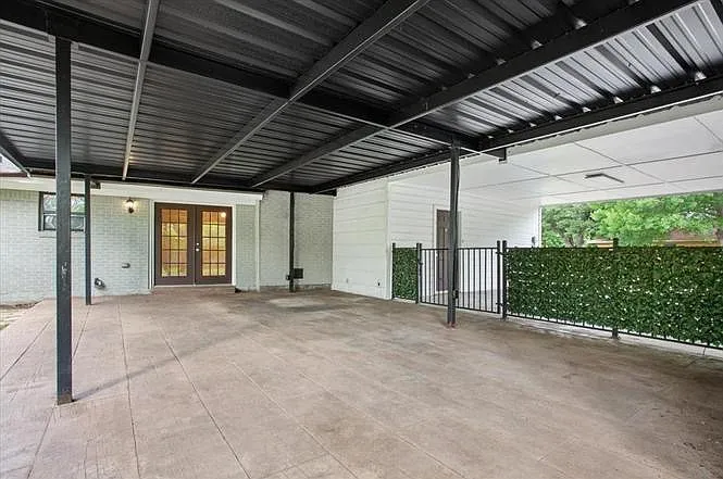 2025 Lenamon St — Photo 3