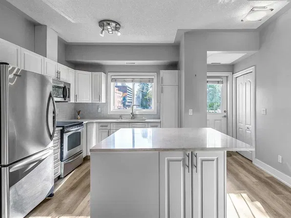 1720 W 11th St SW #2, Calgary, AB T2T 3L6