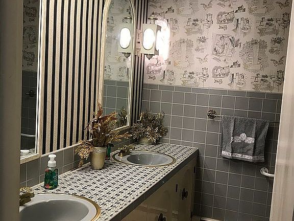 Main bath room