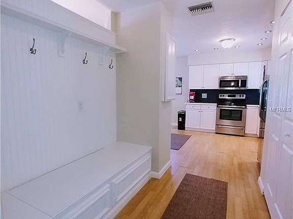 2nd image of 836 W Hubbard Ave