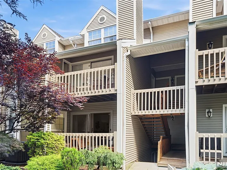 546 Windsor Dr — Photo 1