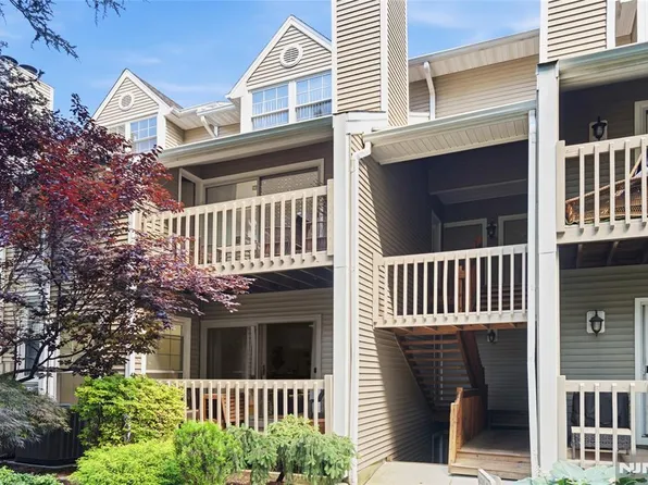 546 Windsor Dr, Palisades Park, NJ 07650