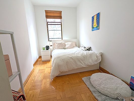 2nd image of 120 W 71st St APT 5R
