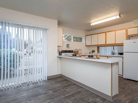 The Montavilla | Dogwood 2x1.5 K Kitchen with breakfast bar