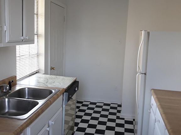 2nd image of 1414 Fairview St #C