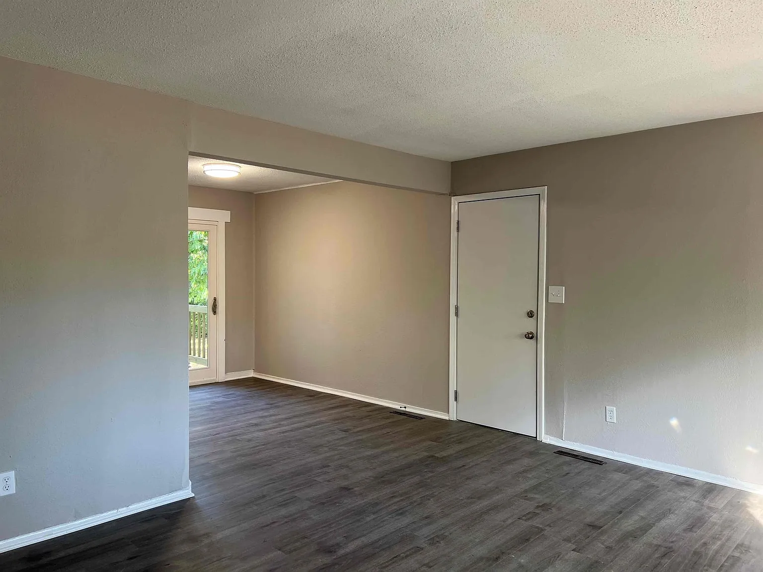 3 bed, 2.0 bath, 1130 sqft, $1,630 — Photo 3