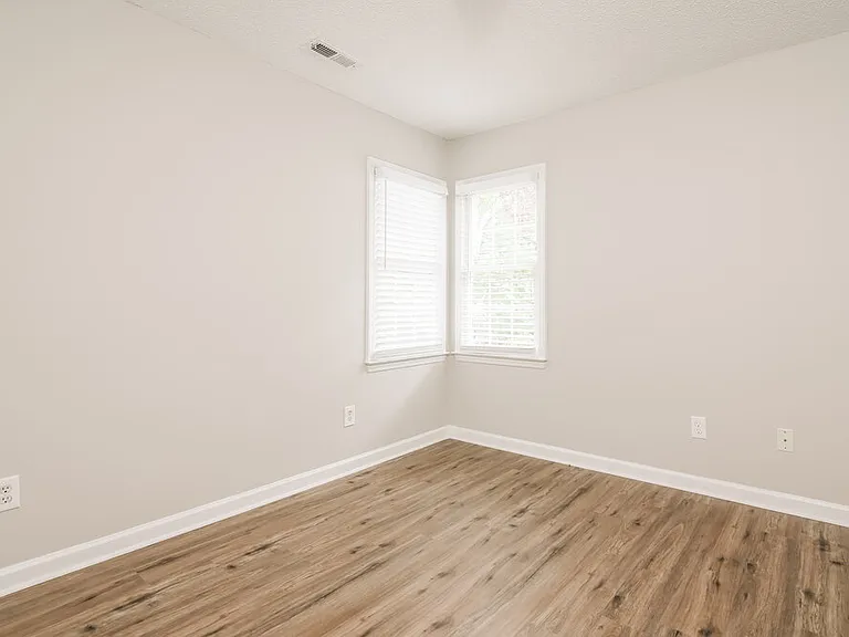 1004 Silverbell Ln — Photo 13