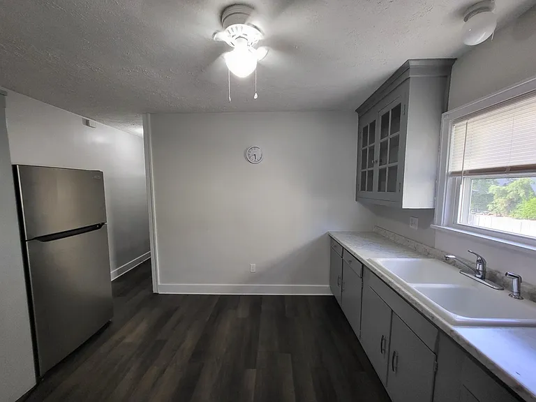1152 W 27th St #1 — Photo 4