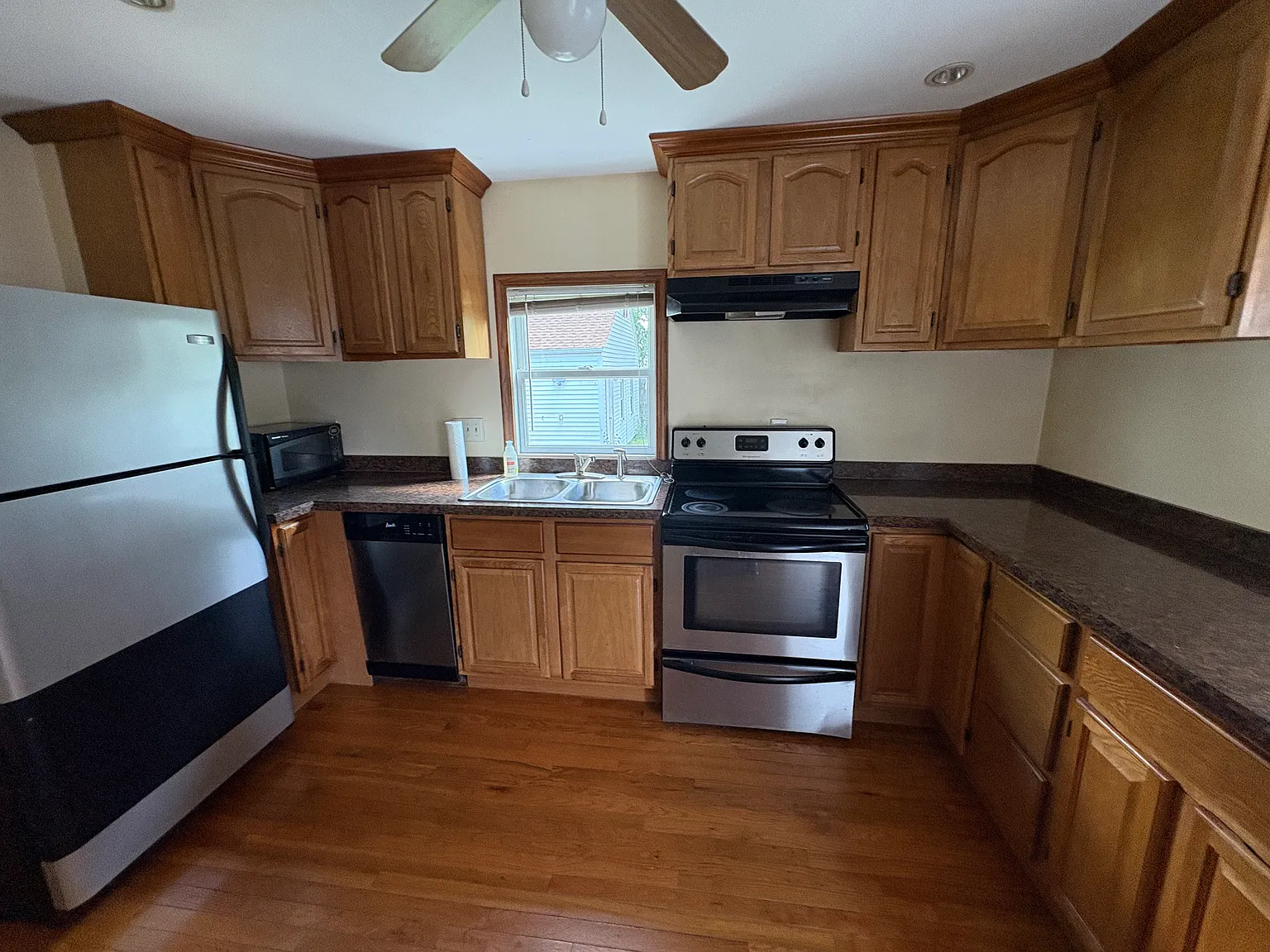 2 bed, 780 sqft, $2,090 — Photo 2