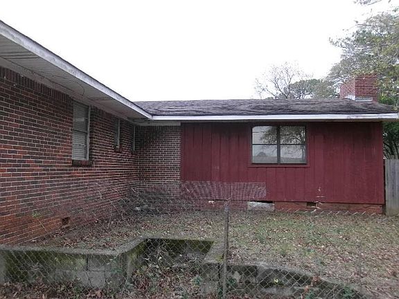 3rd image of 2707 Clyburne St