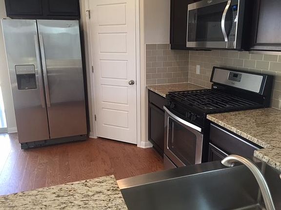 Kitchen w large pantry