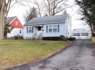 29 Oakwood Dr, Albany, NY 12205