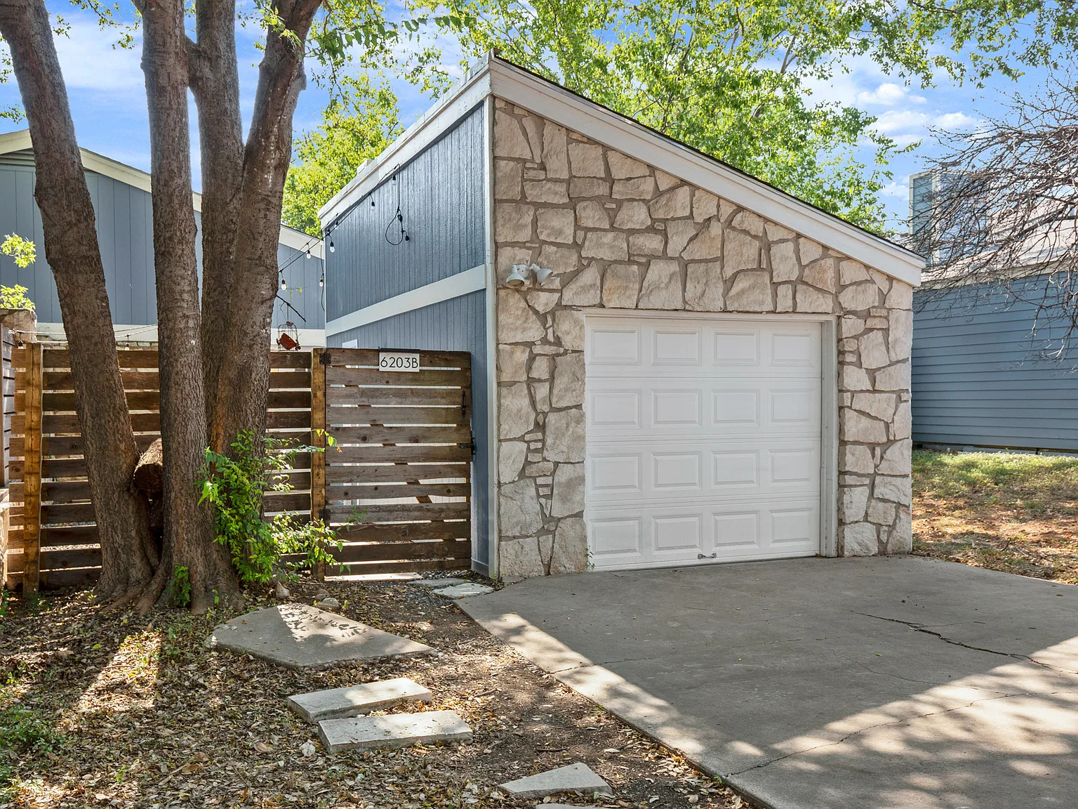 2 bed, 950 sqft, $1,800 — Photo 2