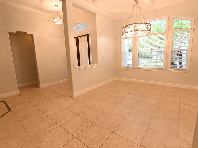 8122 Whitford Ct — Photo 6